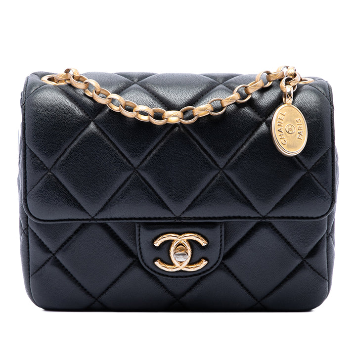 Chanel Carré Matelassé Bijoux Logo Chaîne à rabat Mini Cuir d'agneau Noir – vue principale – GABY PARIS