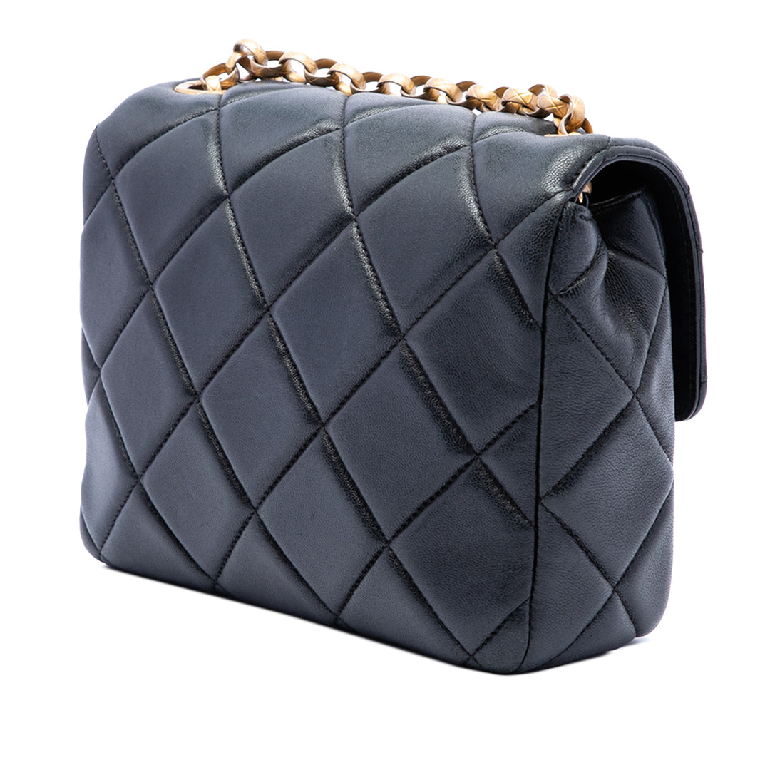 Chanel Carré Matelassé Bijoux Logo Chaîne à rabat Mini Cuir d'agneau Noir – vue 2 – GABY PARIS