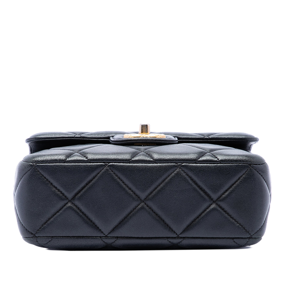 Chanel Carré Matelassé Bijoux Logo Chaîne à rabat Mini Cuir d'agneau Noir – vue 3 – GABY PARIS