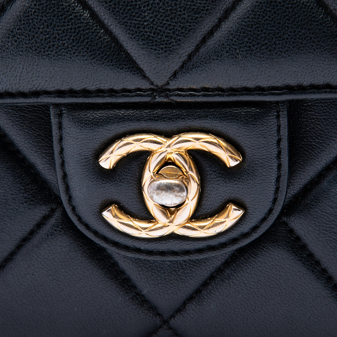 Chanel Carré Matelassé Bijoux Logo Chaîne à rabat Mini Cuir d'agneau Noir – vue 5 – GABY PARIS