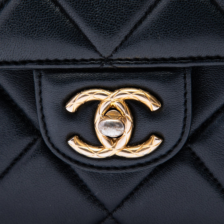 Chanel Carré Matelassé Bijoux Logo Chaîne à rabat Mini Cuir d'agneau Noir – vue 5 – GABY PARIS
