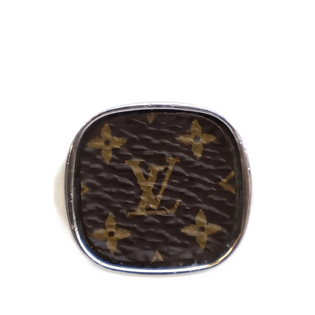 Louis Vuitton Bague Brass Lock Signet Monogram Marron – vue principale – GABY PARIS