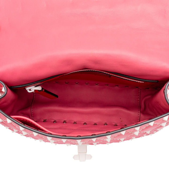 Valentino Free Rockstud Spike Sac Moyen Cuir d'agneau Rose – vue 4 – GABY PARIS
