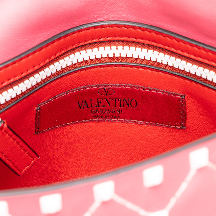 Valentino Free Rockstud Spike Sac Moyen Cuir d'agneau Rose – vue 5 – GABY PARIS