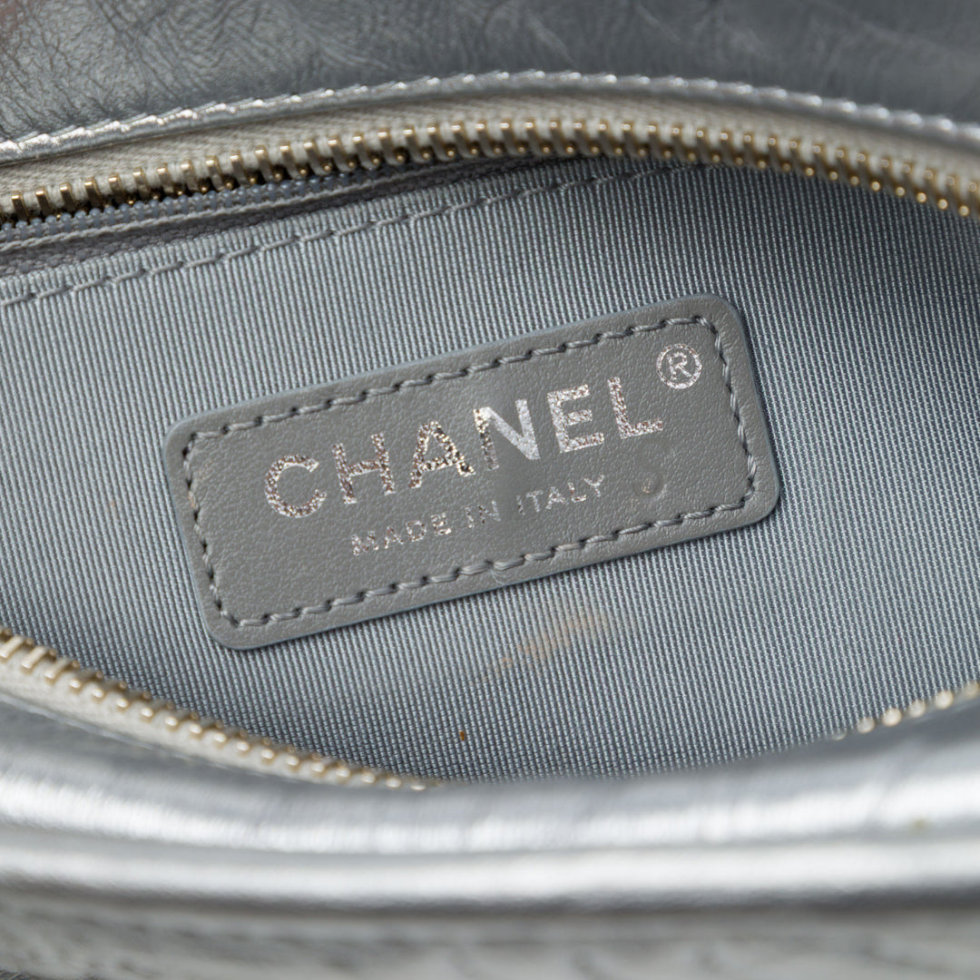 Chanel Métallisé CC Surpiqué Gabrielle Hobo Petit Cuir de veau Argenté