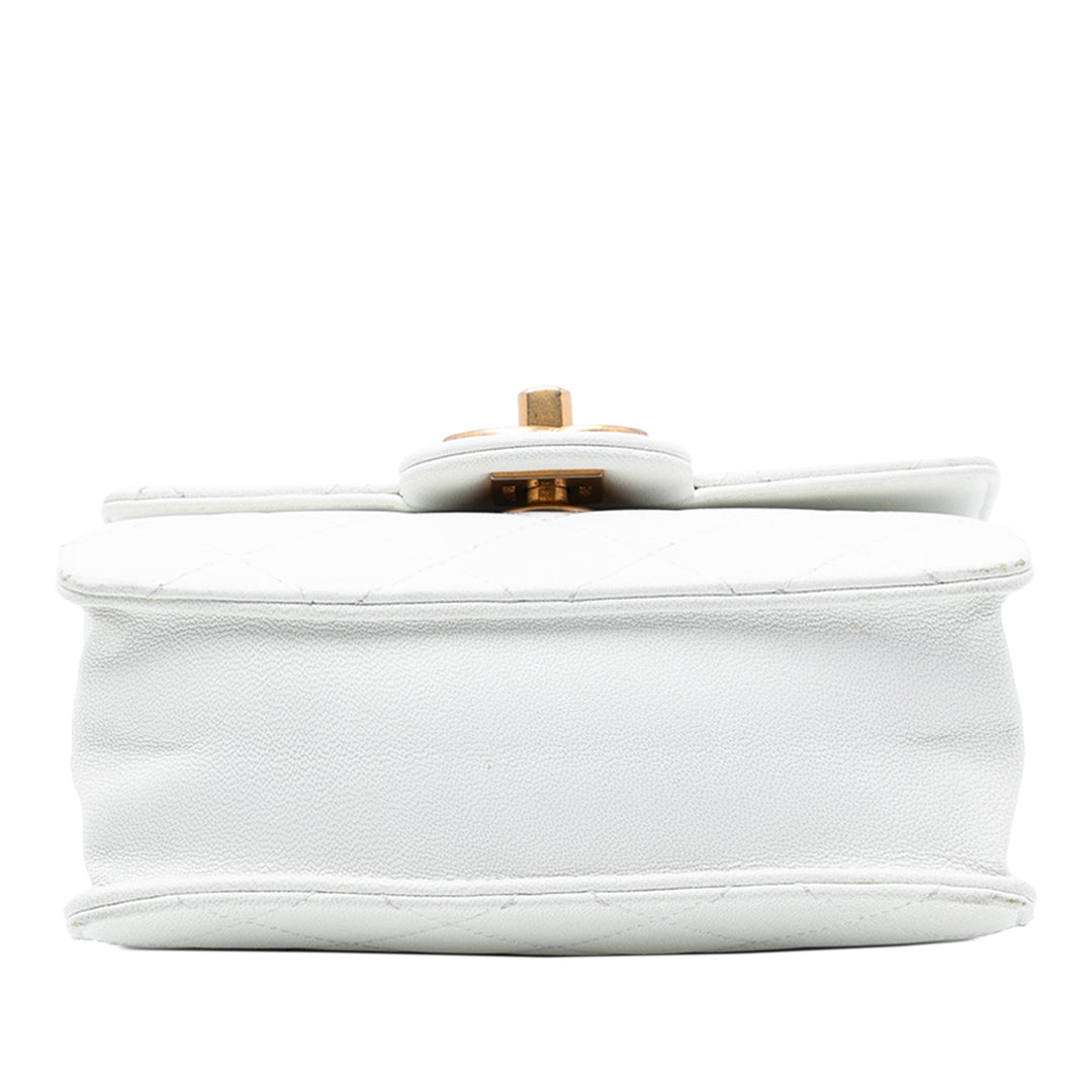 Chanel Small Matelassé Cuir d’agneau Chic Perles à rabat