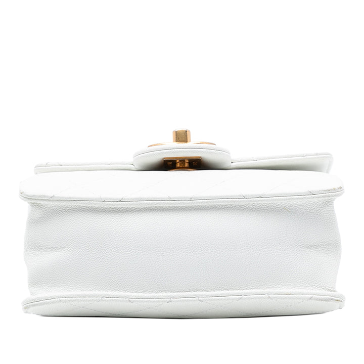 Chanel Small Matelassé Cuir d’agneau Chic Perles à rabat