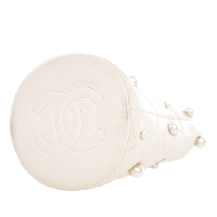 Chanel Mini Quilted Cuir d’agneau About Pearls Drawstring Bucket Bag Blanc