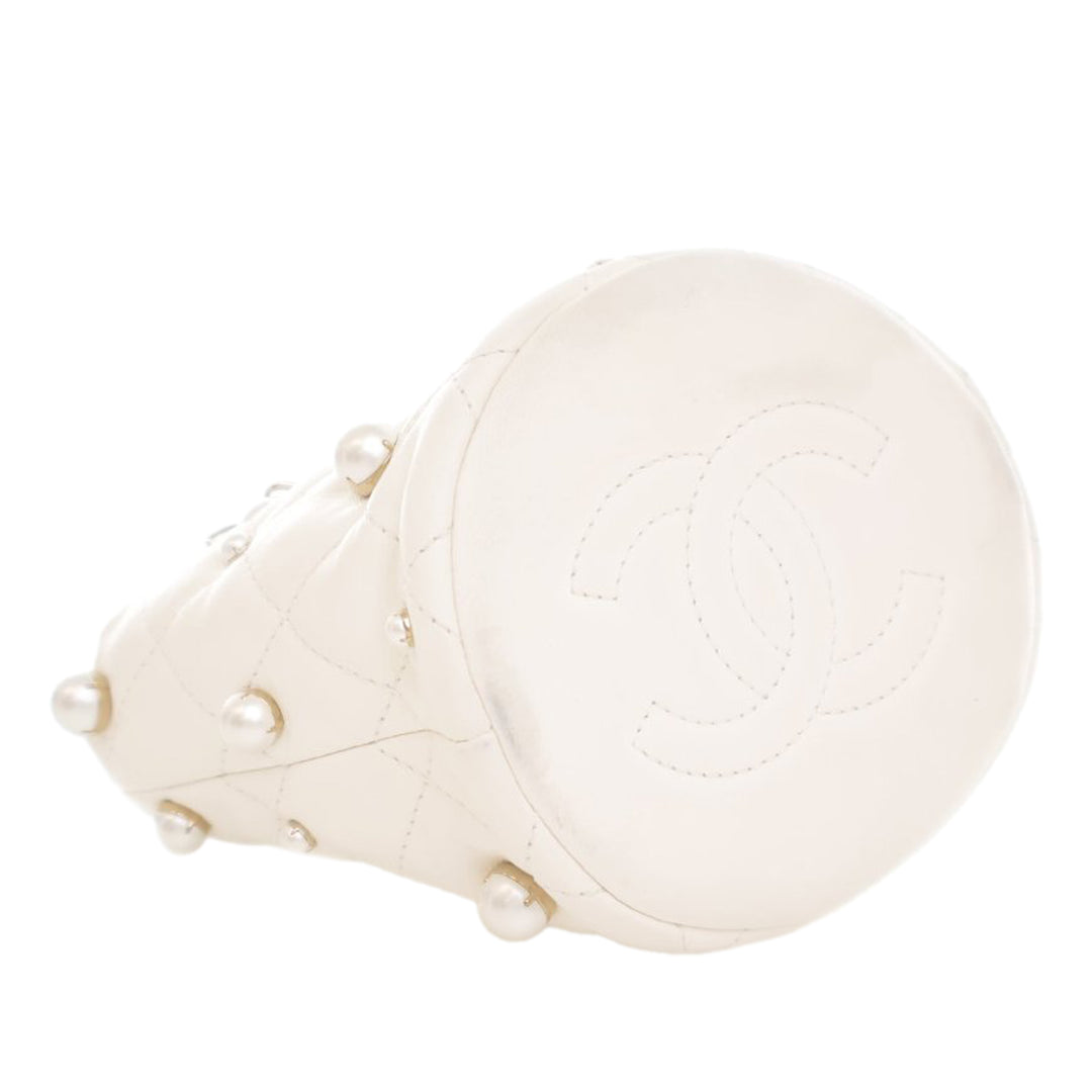 Chanel Mini Quilted Cuir d’agneau About Pearls Drawstring Bucket Bag Blanc