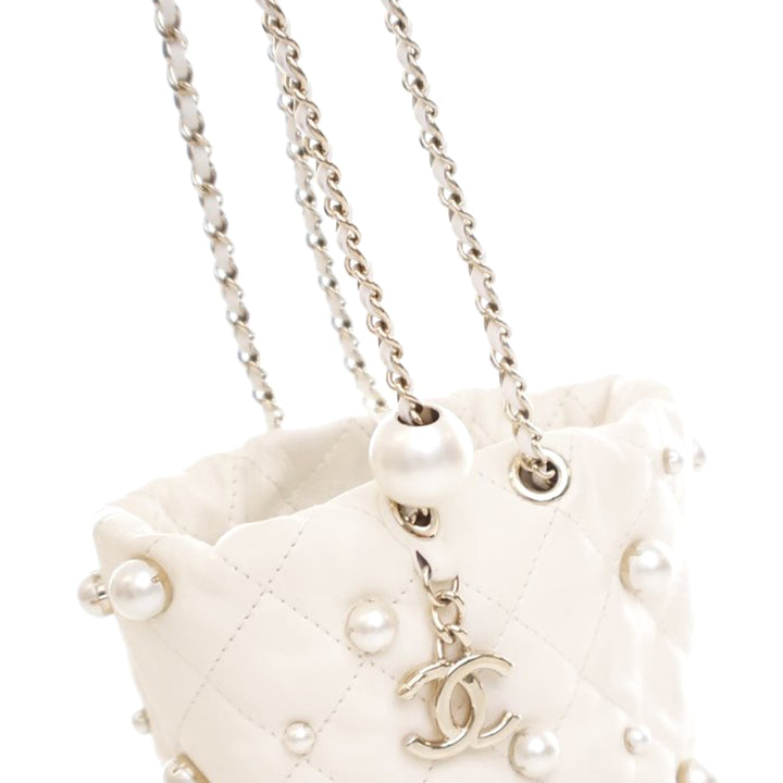 Chanel Mini Quilted Cuir d’agneau About Pearls Drawstring Bucket Bag Blanc