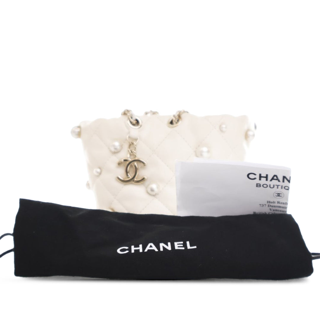 Chanel Mini Quilted Cuir d’agneau About Pearls Drawstring Bucket Bag Blanc