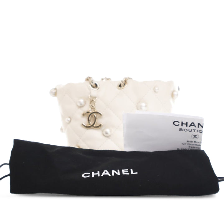 Chanel Mini Quilted Cuir d’agneau About Pearls Drawstring Bucket Bag Blanc