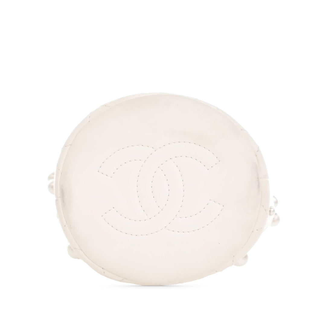 Chanel Mini Quilted Cuir d’agneau About Pearls Drawstring Bucket Bag Blanc