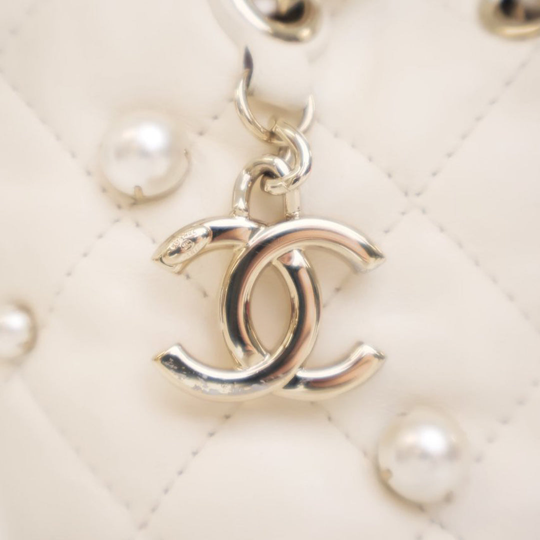 Chanel Mini Quilted Cuir d’agneau About Pearls Drawstring Bucket Bag Blanc