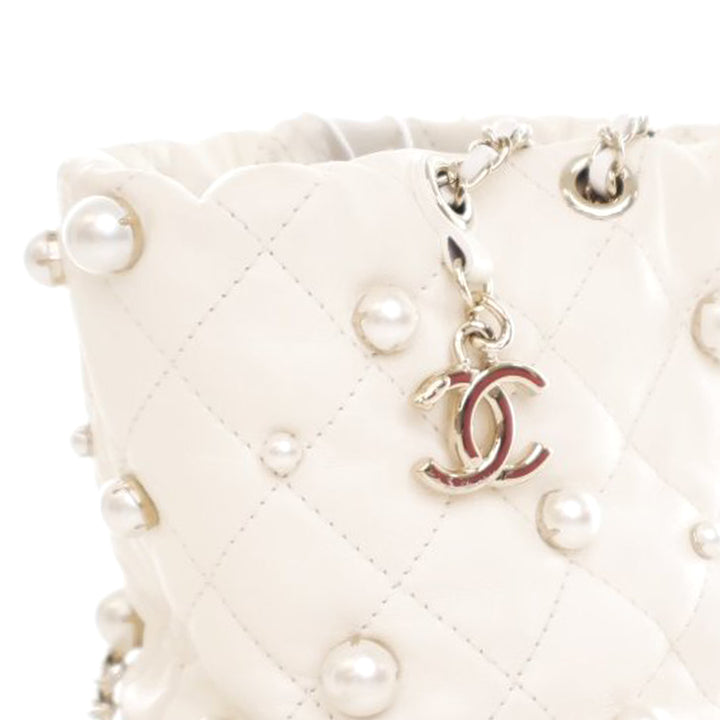 Chanel Mini Quilted Cuir d’agneau About Pearls Drawstring Bucket Bag Blanc