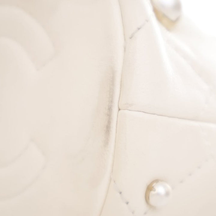 Chanel Mini Quilted Cuir d’agneau About Pearls Drawstring Bucket Bag Blanc