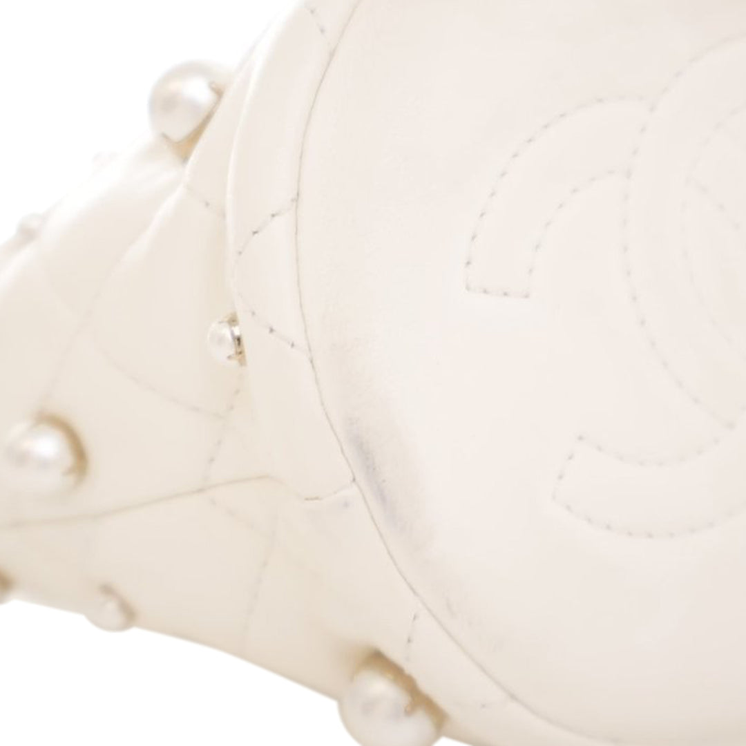 Chanel Mini Quilted Cuir d’agneau About Pearls Drawstring Bucket Bag Blanc