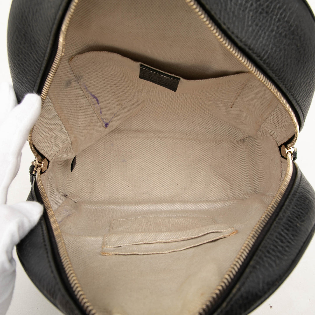 Gucci Sac à dos Pebbled Soho Chaîne Cuir de veau Noir – vue 4 – GABY PARIS