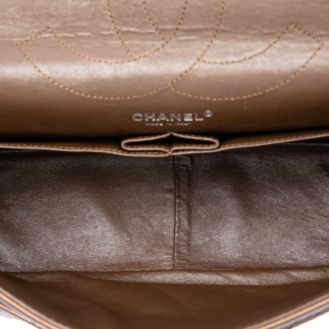 Chanel Sac porté épaule Métallisé vieilli Reissue 2.55 Double rabat 227 Cuir de veau Marron – vue 4 – GABY PARIS