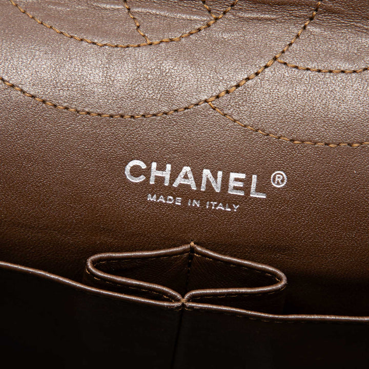 Chanel Sac porté épaule Métallisé vieilli Reissue 2.55 Double rabat 227 Cuir de veau Marron – vue 5 – GABY PARIS