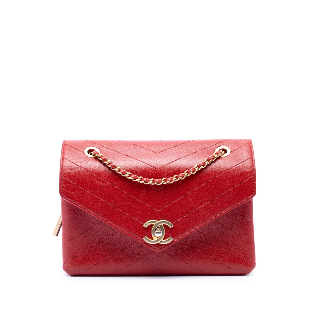 Chanel Chevron Enveloppe surpiquée à rabat Petit Cuir d'agneau Rouge – vue principale – GABY PARIS