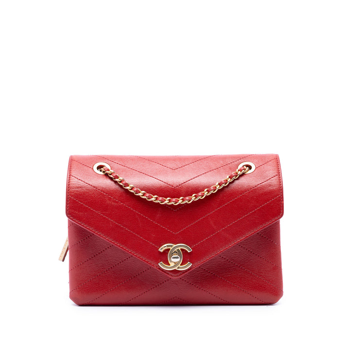 Chanel Chevron Enveloppe surpiquée à rabat Petit Cuir d'agneau Rouge – vue principale – GABY PARIS