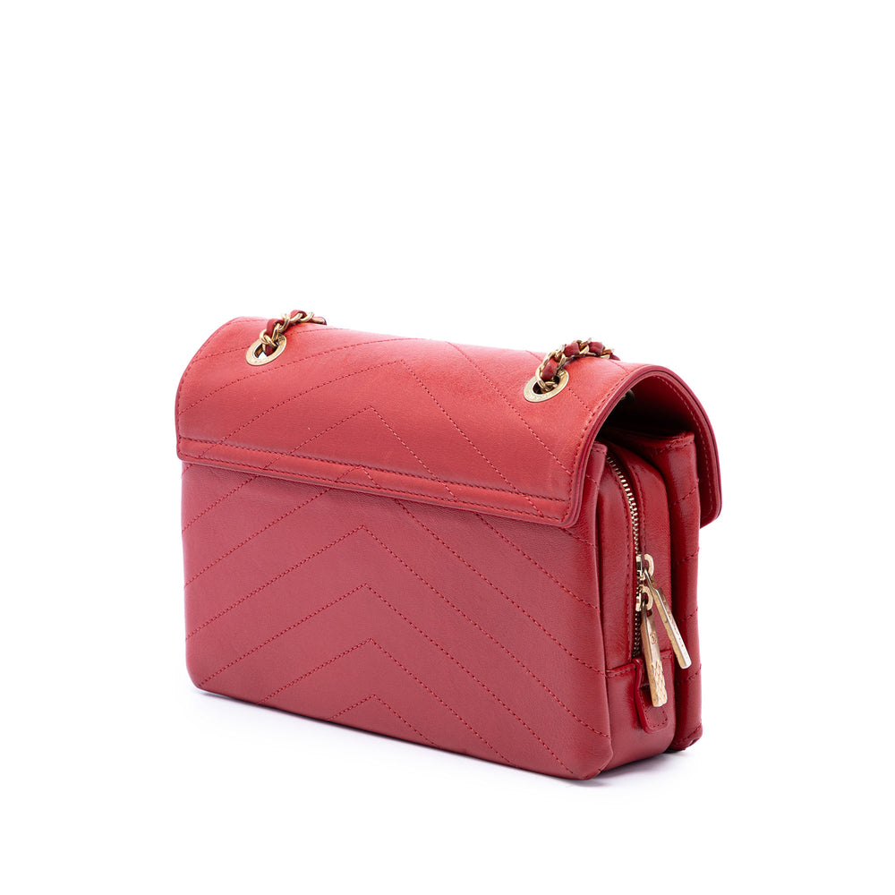 Chanel Chevron Enveloppe surpiquée à rabat Petit Cuir d'agneau Rouge – vue 2 – GABY PARIS