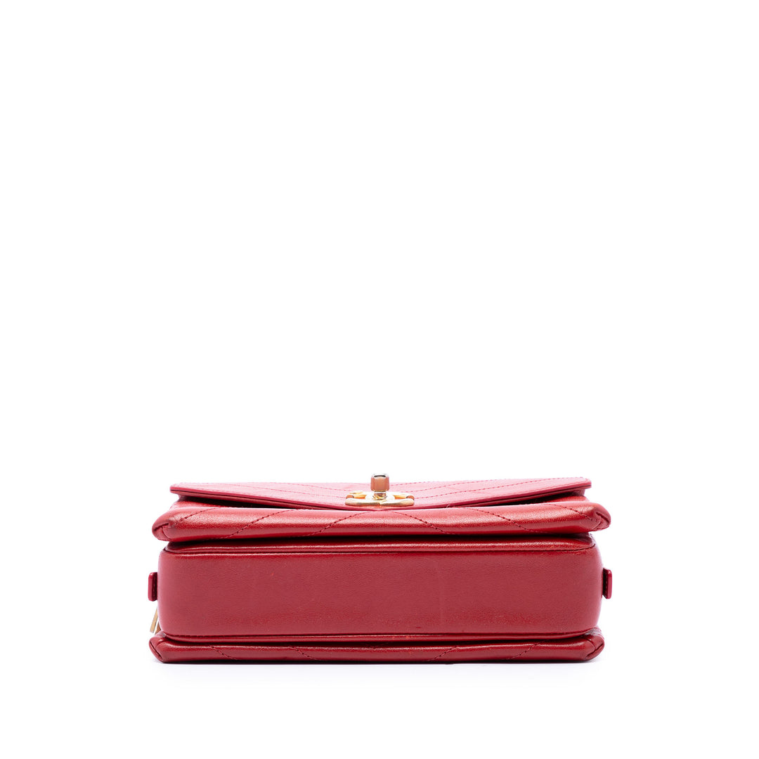 Chanel Chevron Enveloppe surpiquée à rabat Petit Cuir d'agneau Rouge – vue 3 – GABY PARIS