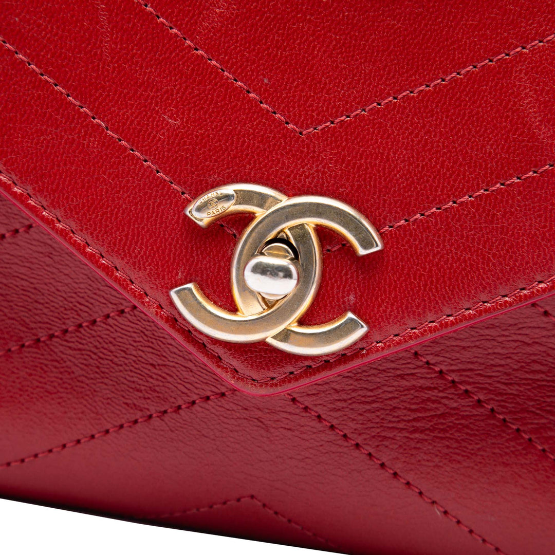 Chanel Chevron Enveloppe surpiquée à rabat Petit Cuir d'agneau Rouge – vue 5 – GABY PARIS