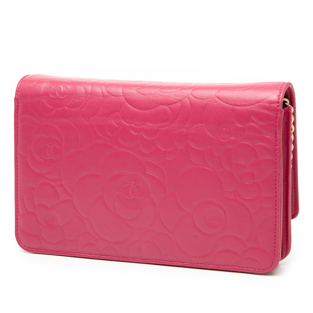Chanel CC embossé Cuir d’agneau Camellia Wallet on Chain
