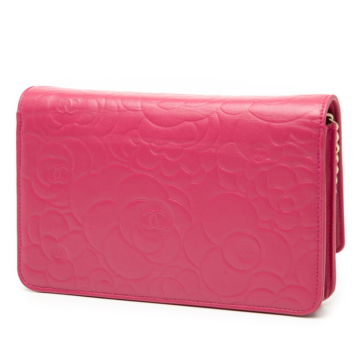 Chanel CC embossé Cuir d’agneau Camellia Wallet on Chain