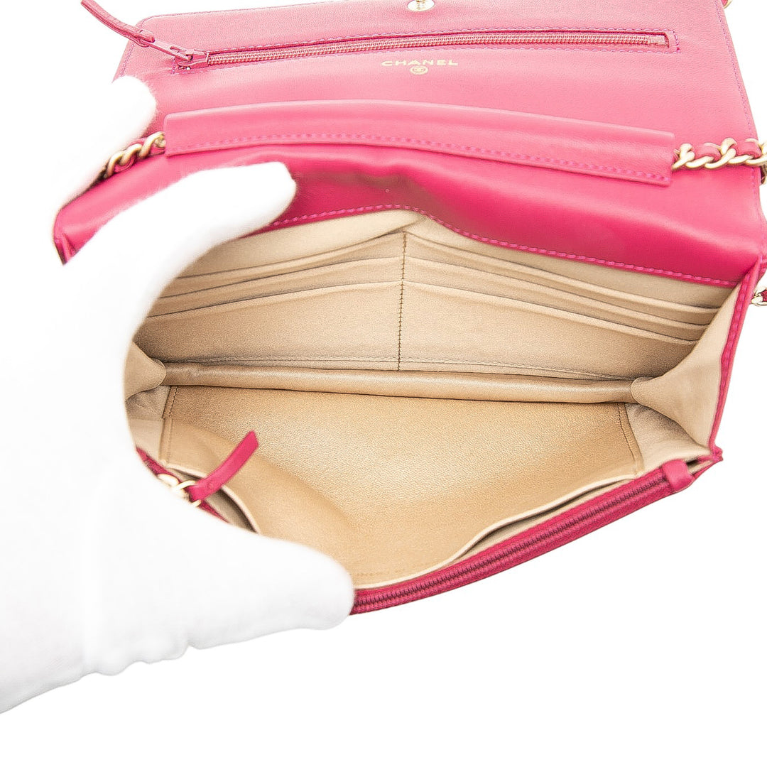Chanel CC embossé Cuir d’agneau Camellia Wallet on Chain