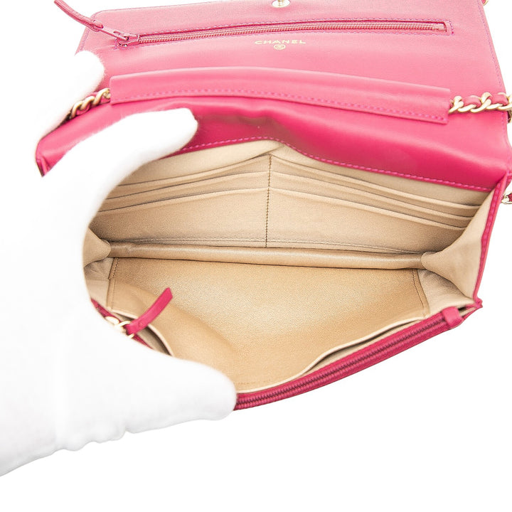 Chanel CC embossé Cuir d’agneau Camellia Wallet on Chain