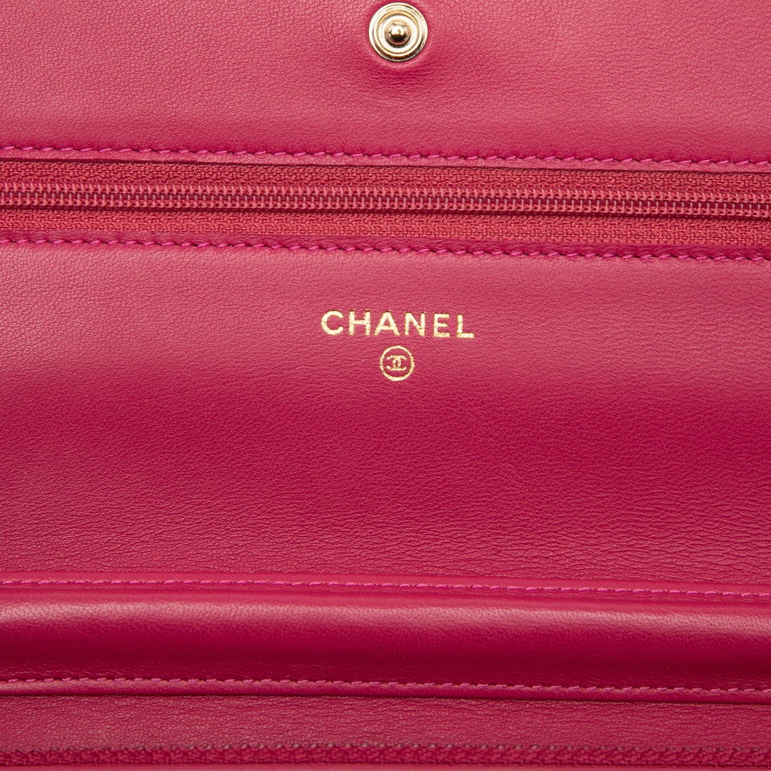 Chanel CC embossé Cuir d’agneau Camellia Wallet on Chain