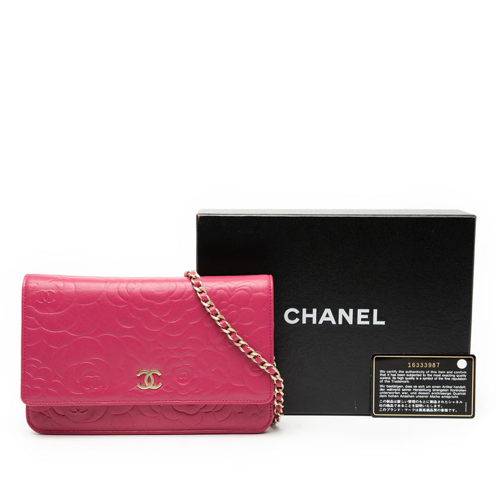Chanel CC embossé Cuir d’agneau Camellia Wallet on Chain