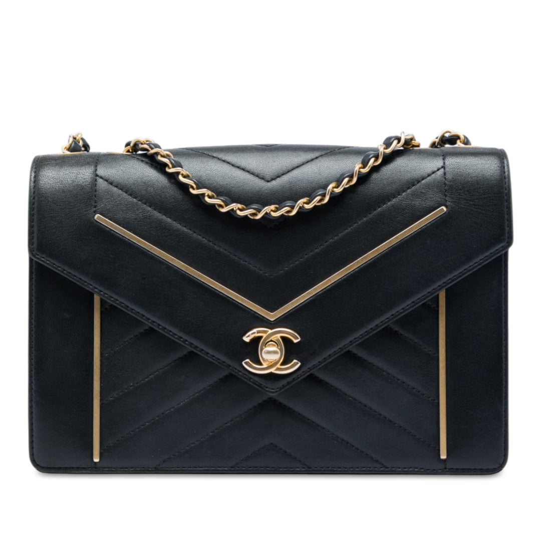 Chanel Reversed Chevron à rabat Moyen Cuir d'agneau Noir – vue principale – GABY PARIS