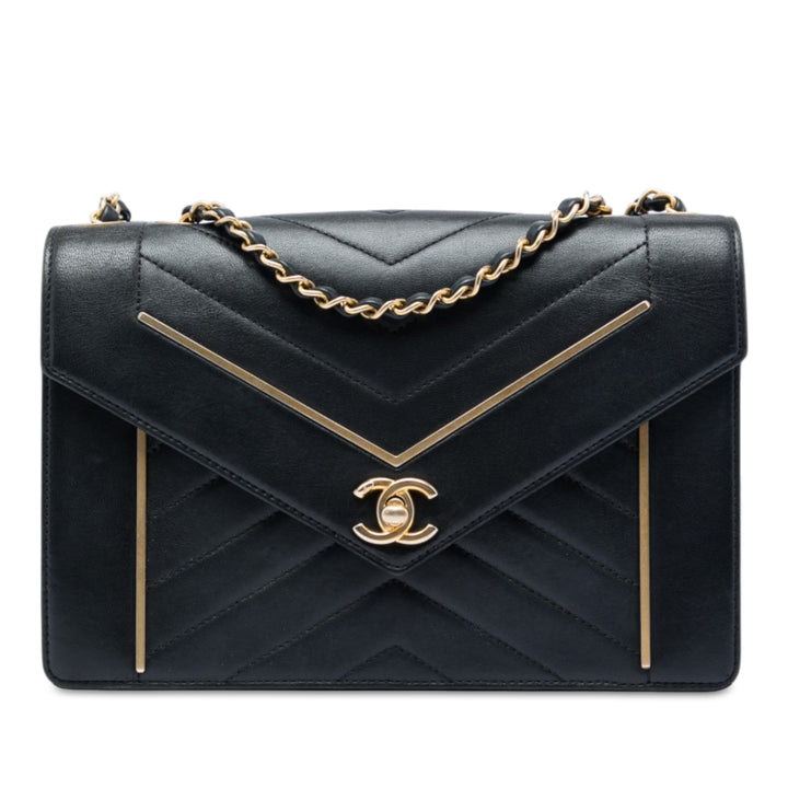 Chanel Reversed Chevron à rabat Moyen Cuir d'agneau Noir – vue principale – GABY PARIS