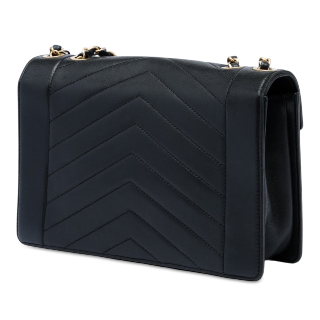 Chanel Reversed Chevron à rabat Moyen Cuir d'agneau Noir – vue 2 – GABY PARIS