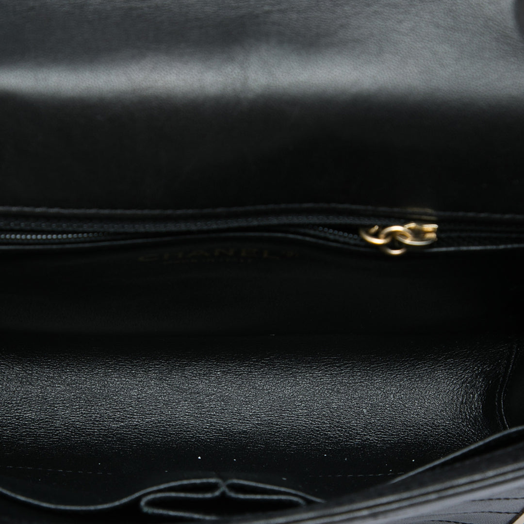 Chanel Reversed Chevron à rabat Moyen Cuir d'agneau Noir – vue 4 – GABY PARIS