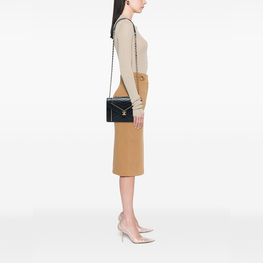 Chanel Reversed Chevron à rabat Moyen Cuir d'agneau Noir – vue 5 – GABY PARIS