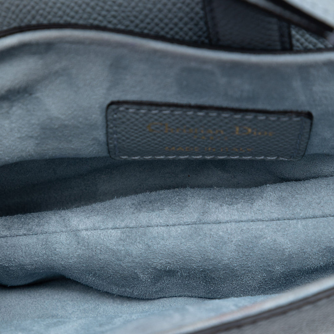Dior Sac porté épaule grainé Saddle Cuir de veau grainé Bleu – vue 4 – GABY PARIS