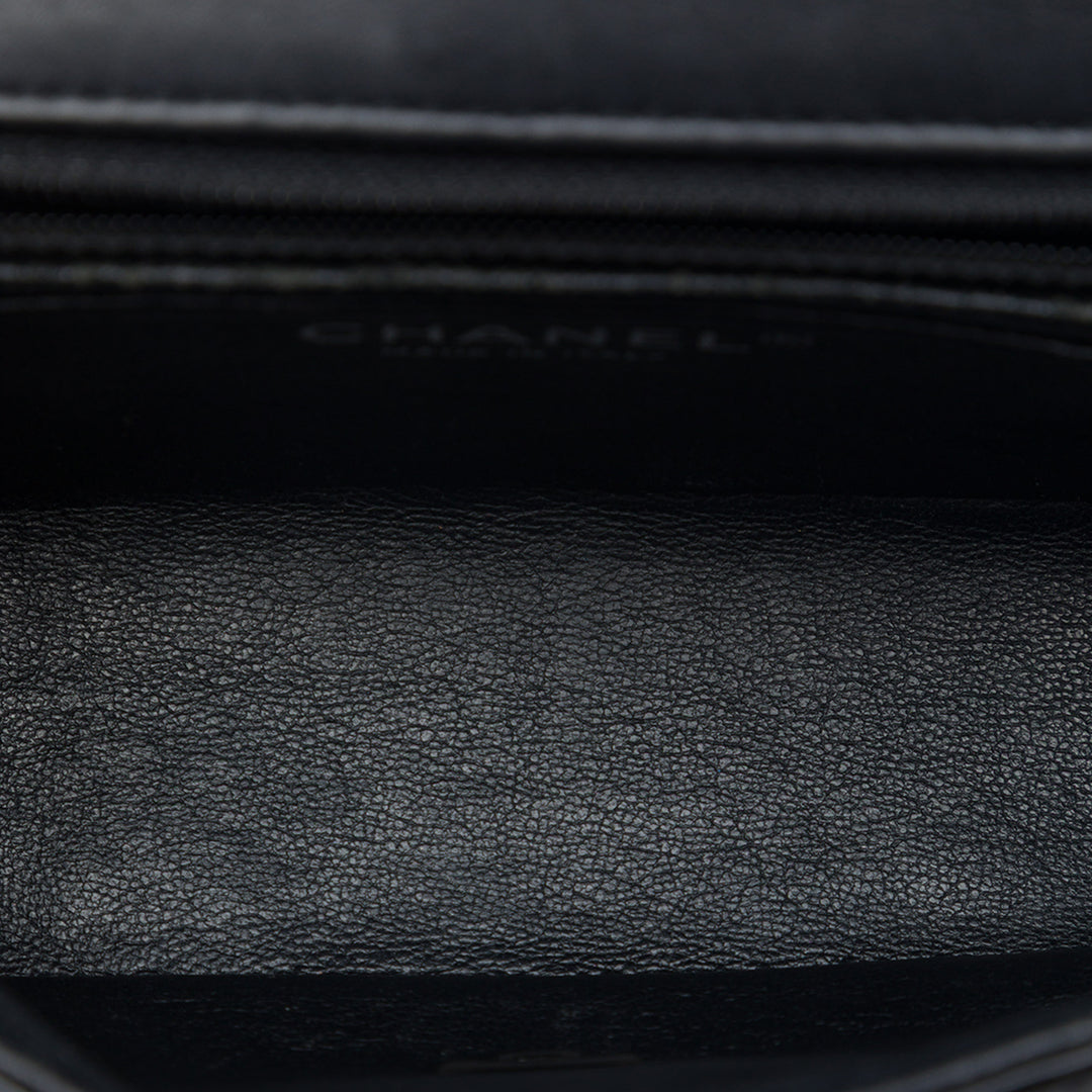 Chanel Classic Rectangulaire Rabat simple Mini Noir – vue 4 – GABY PARIS