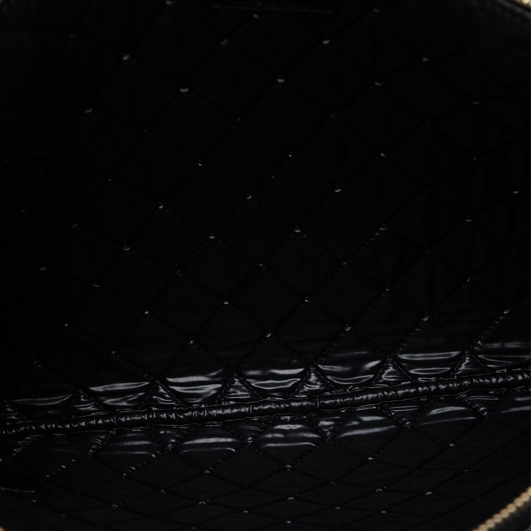Chanel Large Matelassé Cuir d’agneau Double Stitch Pompon O Étui Pochette
