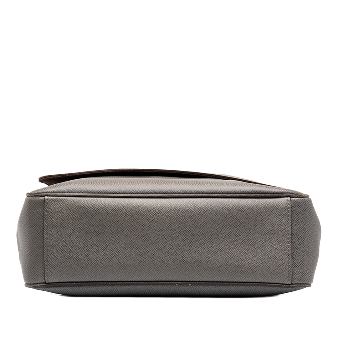Louis Vuitton Taiga Roman MM Gris – vue 3 – GABY PARIS