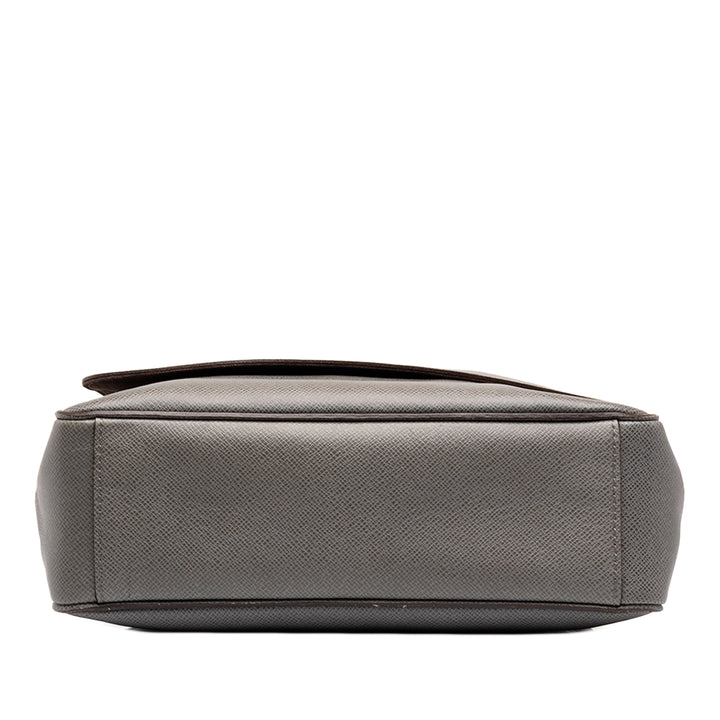 Louis Vuitton Taiga Roman MM Gris – vue 3 – GABY PARIS