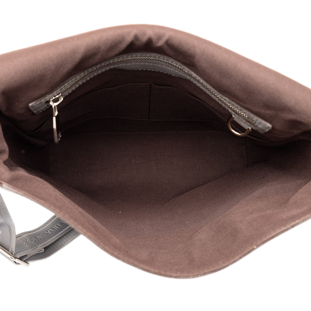 Louis Vuitton Taiga Roman MM Gris – vue 4 – GABY PARIS
