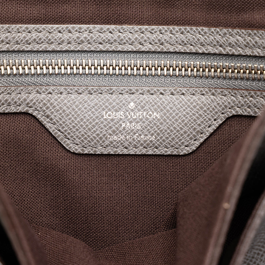 Louis Vuitton Taiga Roman MM Gris – vue 5 – GABY PARIS