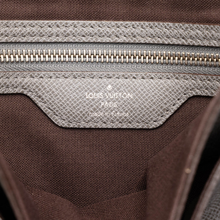 Louis Vuitton Taiga Roman MM Gris – vue 5 – GABY PARIS