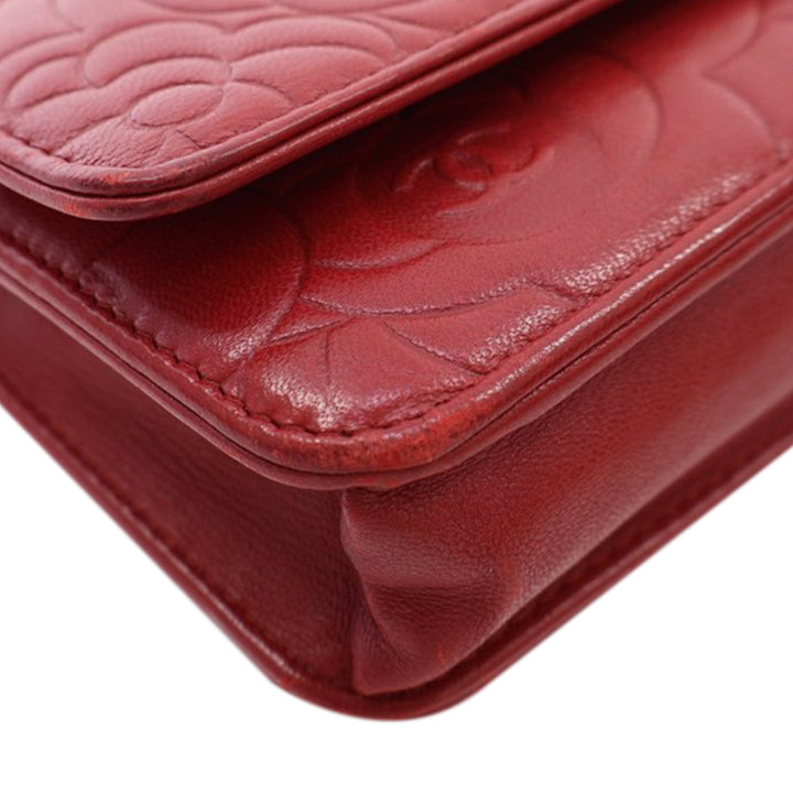 Chanel CC embossé Cuir d’agneau Camellia Wallet on Chain