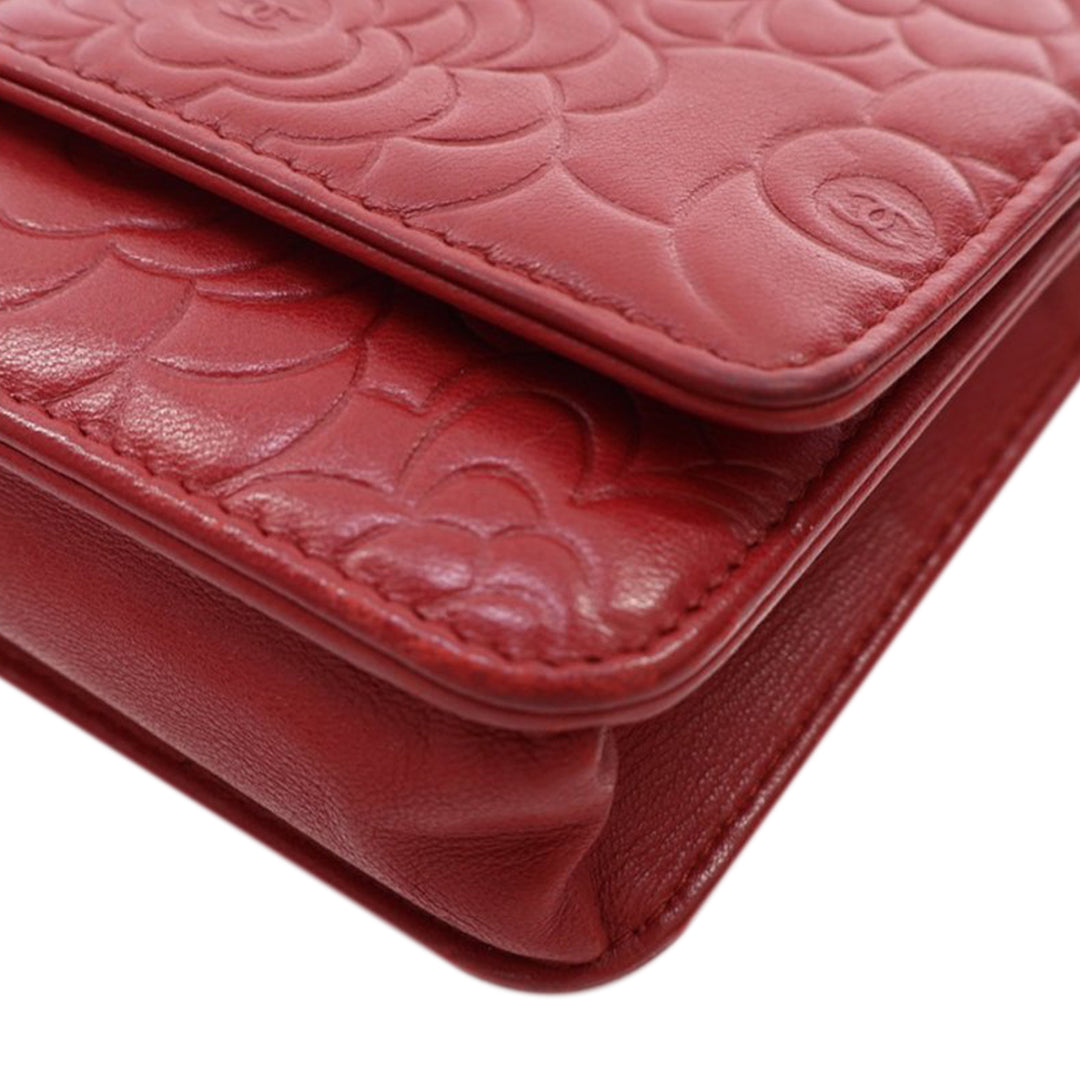 Chanel CC embossé Cuir d’agneau Camellia Wallet on Chain